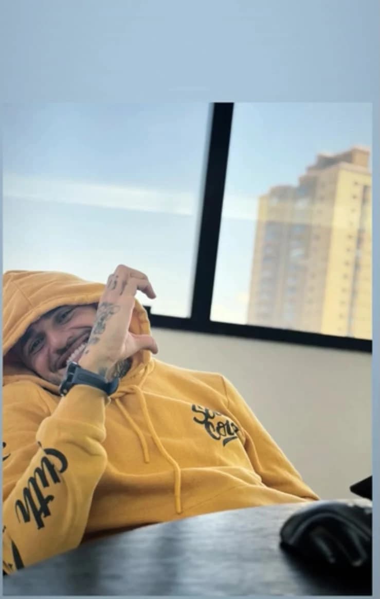 Lucas de moletom amarelo