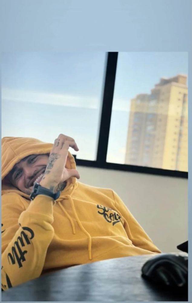 Lucas de moletom amarelo, sorrindo